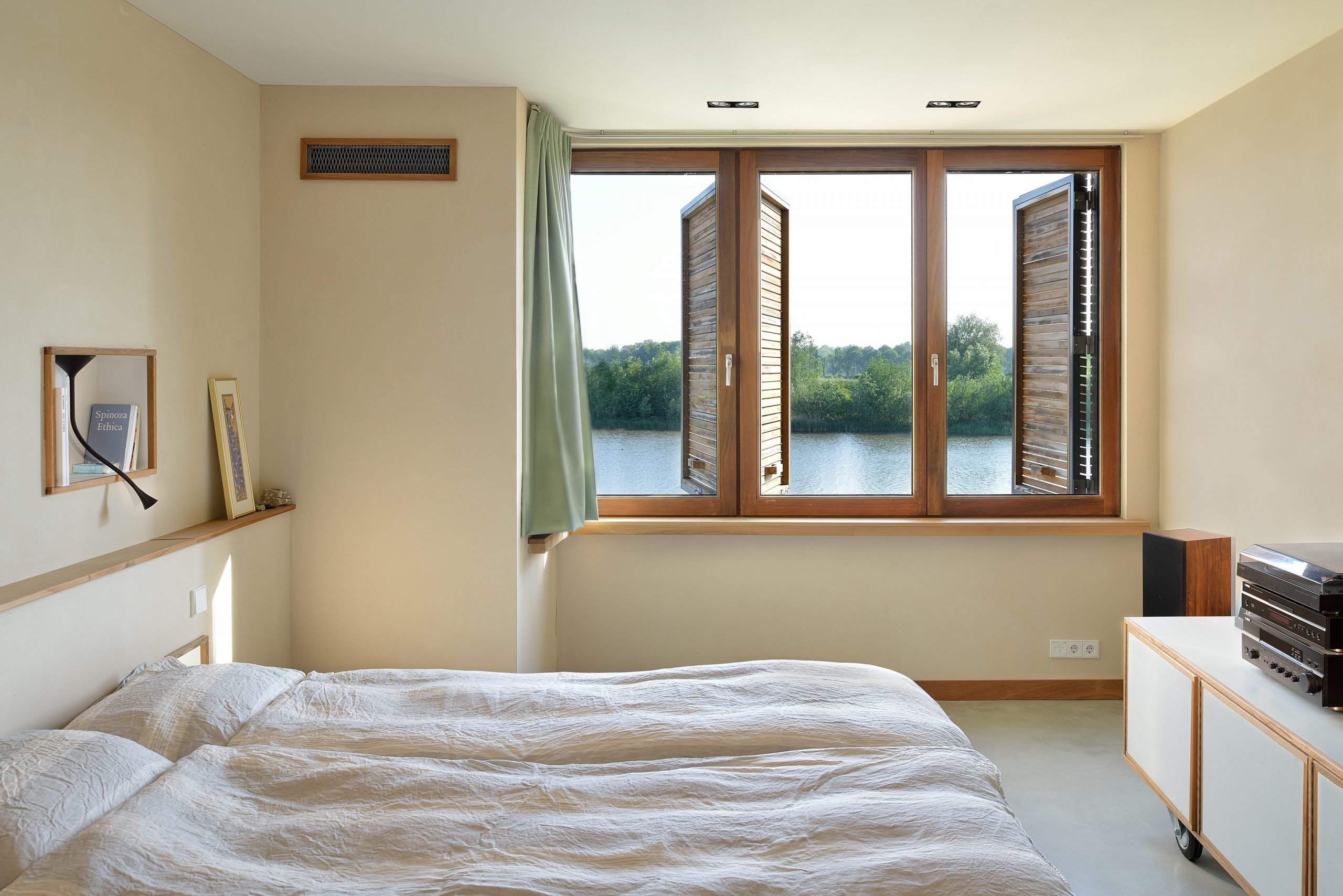 Cửa sổ phòng ngủ được bố trí một cách hợp lý hợp phong thủy